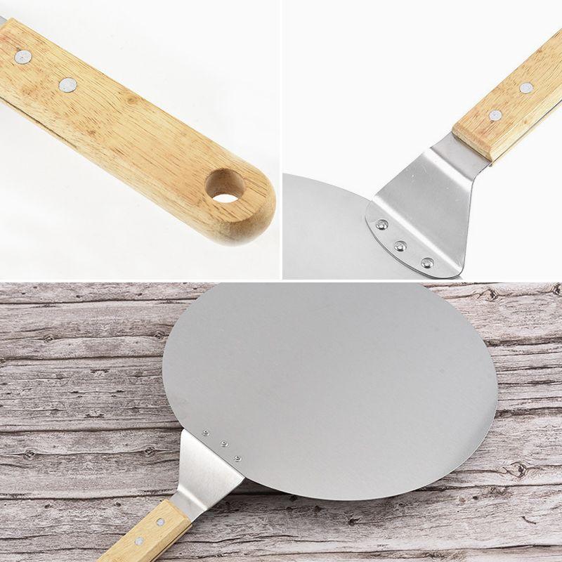 A spatula for serving pizza