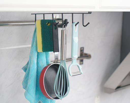 Uchwyt pod półkę z haczykami na ręczniki, kubki, przybory kuchenne czy klucze
