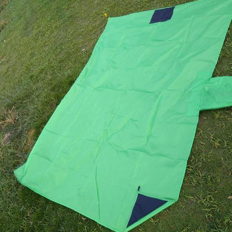 Waterproof picnic blanket with raincoat - green