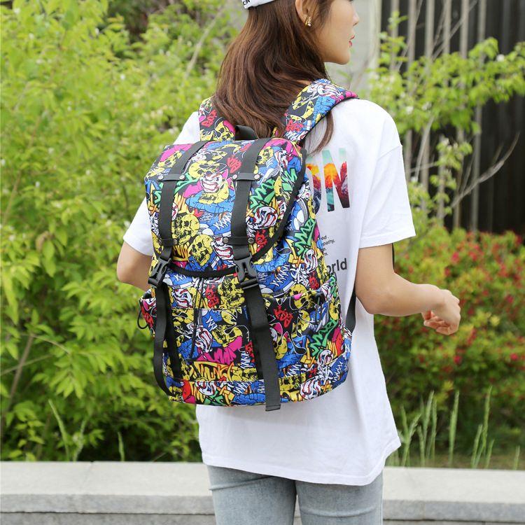 Pojemny plecak podróżny, szkolny z miejscem na laptopa 15,6" - graffiti
