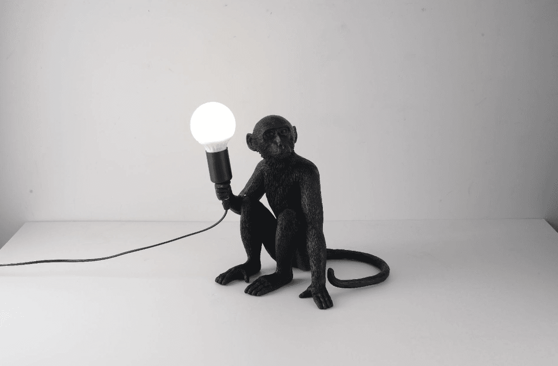 Stylowa lampa stołowa - małpka siedząca